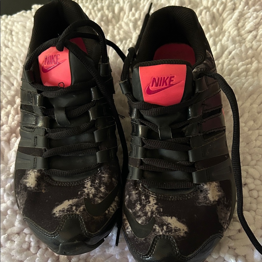 Nike Women's Black and Pink Shoes